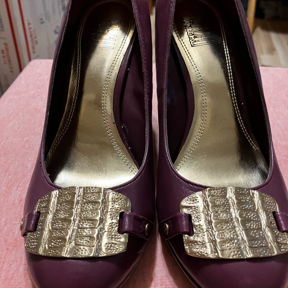 New w/out 📦 leather Carlos Falchi  pump 👠.